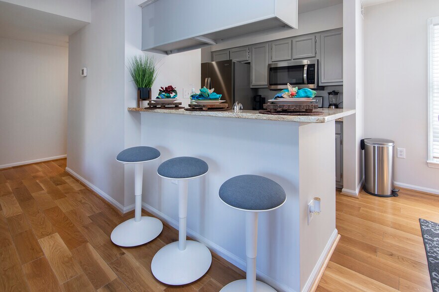 Building Photo - 212 W 10th St