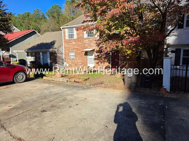 Building Photo - Amazing 2 bedroom, 1.5 bath townhome/ Grea...