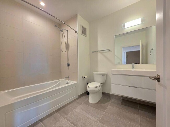 Building Photo - 737 Swann Ave