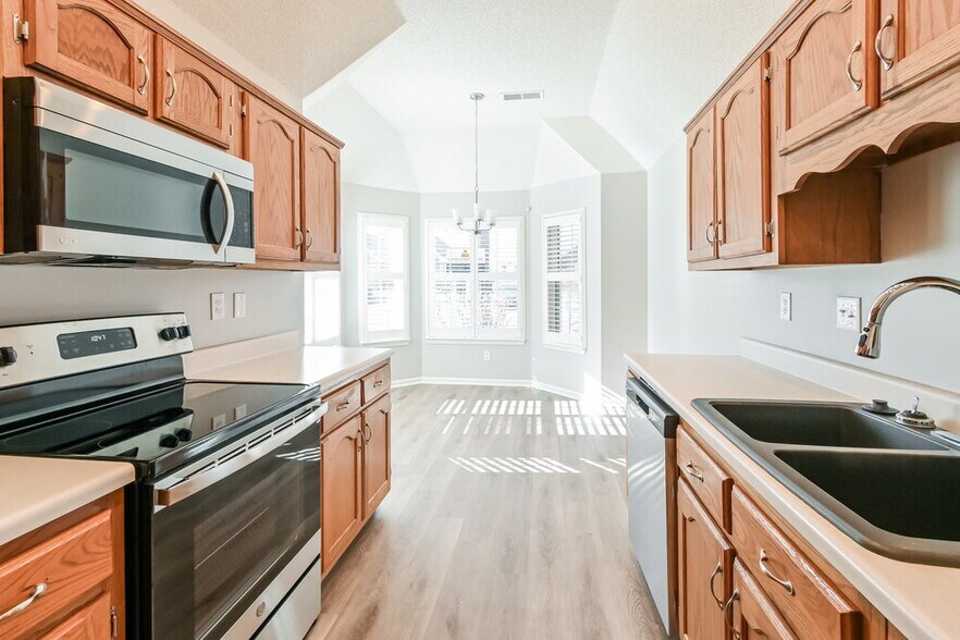 Building Photo - 5856 Kayla Dr