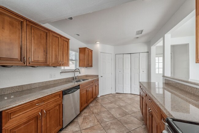 Building Photo - Cute two-bedroom, one-bath home in the hea...