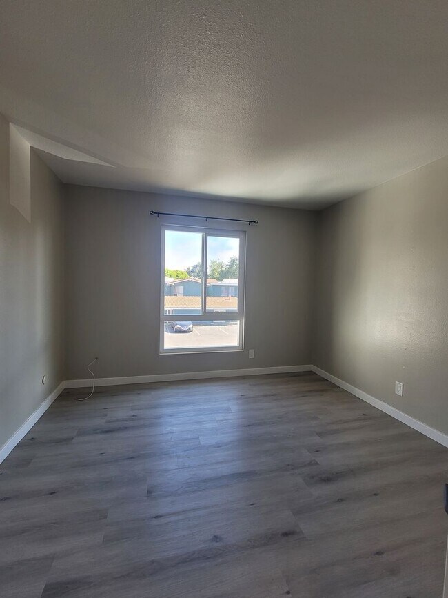 Building Photo - Peppertree Ventura Upper level 2+1 Condo w/ garage $2600