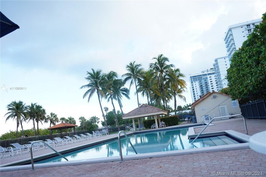 Building Photo - 2555 Collins Ave