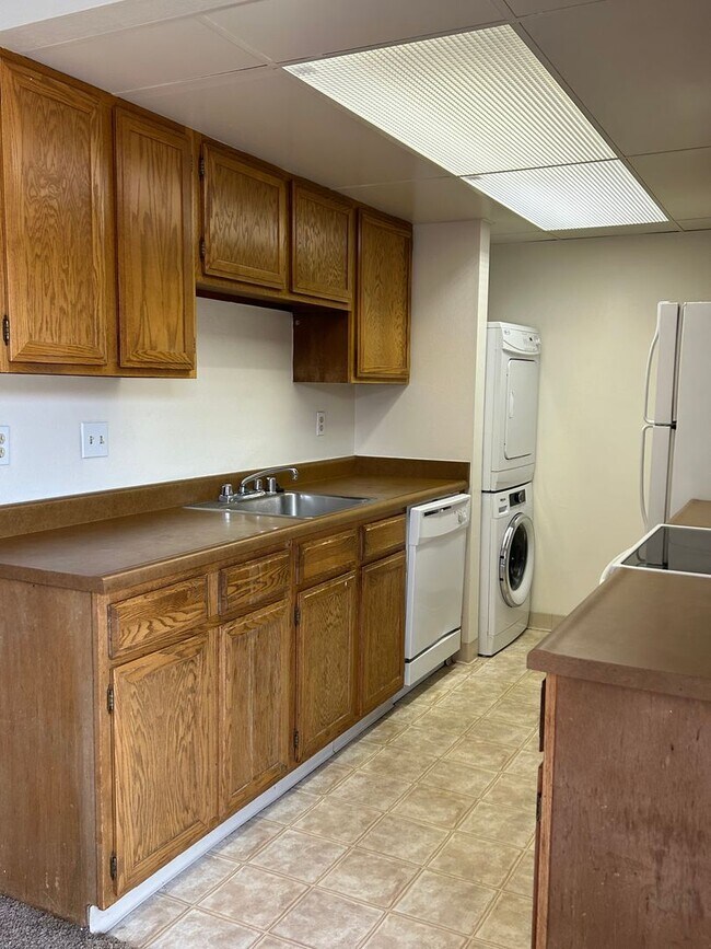 Building Photo - 1 Bedroom 1 Bathroom Townhome