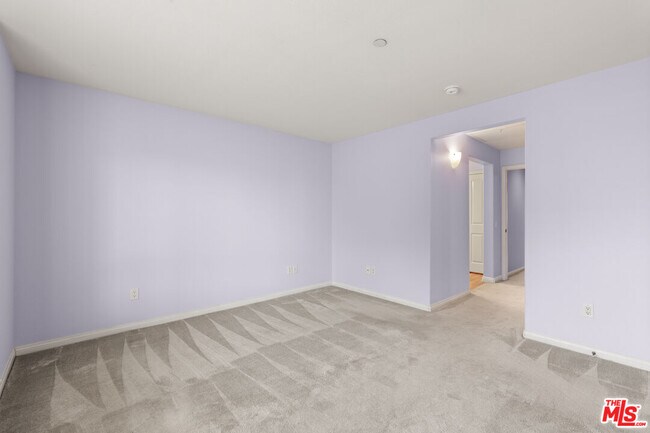 Building Photo - 8620 Belford Ave
