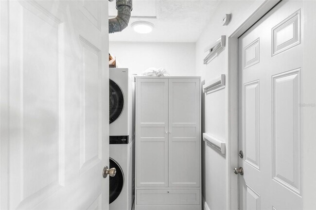 Building Photo - ST PETE POOL HOME AVAILABLE FOR RENT!