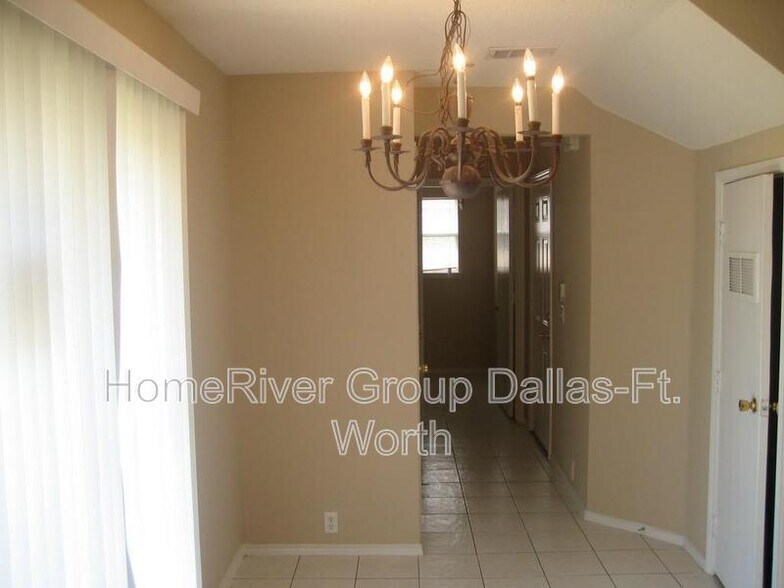 Building Photo - 2304 Hampton Dr