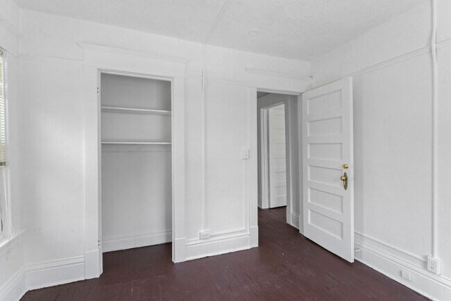 Building Photo - Historic Charm Meets Modern Living – Spacious 6-Bedroom in Prime KC Location! $3900.00