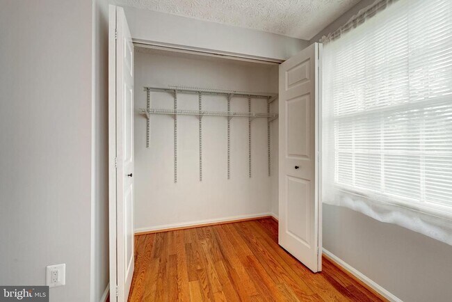Building Photo - 6320 Lightburn Ct
