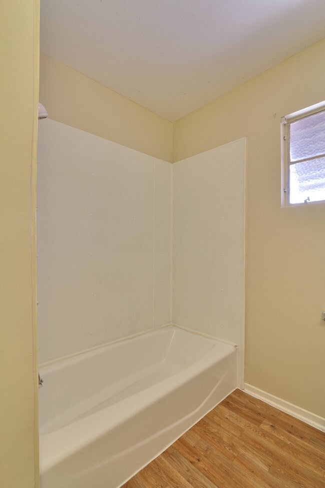 Building Photo - Spacious 3Bed/2Bath, 1-Story Ranch Home lo...