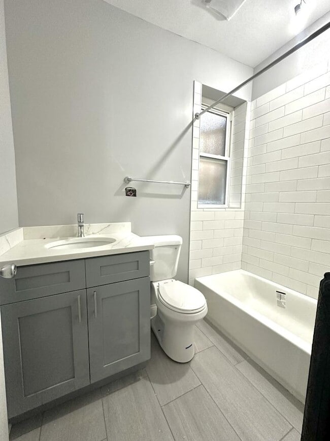 Building Photo - 2 bedroom in Chicago IL 60660