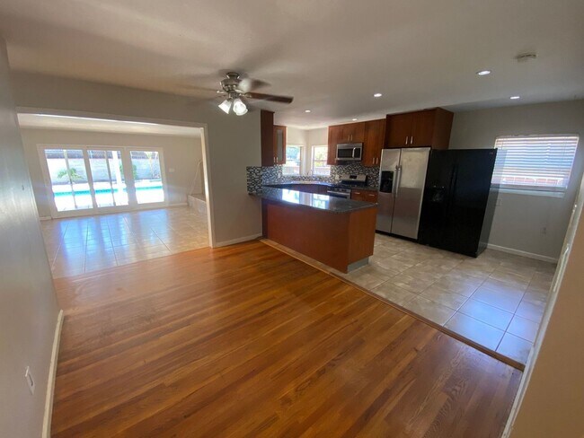 Building Photo - Great Location, Beautiful Pool! (Lease out...