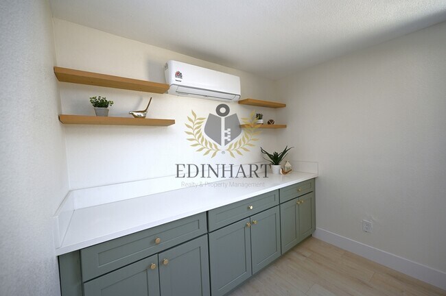 Building Photo - 1584 N Carruth Ave