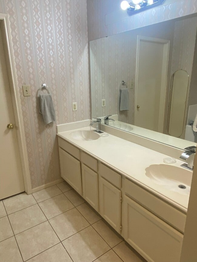 Building Photo - 8915 Weyburn Grove Dr