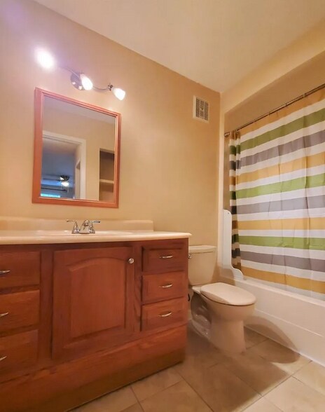 Master bathroom - 6519 W Newberry Rd
