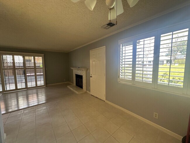 Building Photo - One Bedroom in a Great Community, Excellent Location, with a Pool!