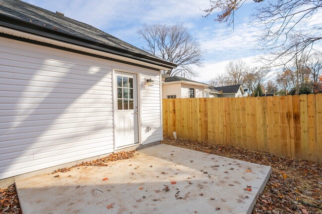 Building Photo - Charming Gallatin Home!