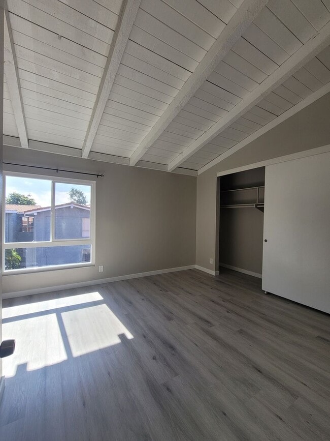 Building Photo - Peppertree Ventura Upper level 2+1 Condo w/ garage $2500