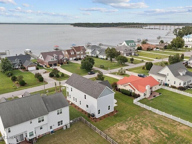 Building Photo - Beautiful New 4 Bedroom, 3 full bath plus ...