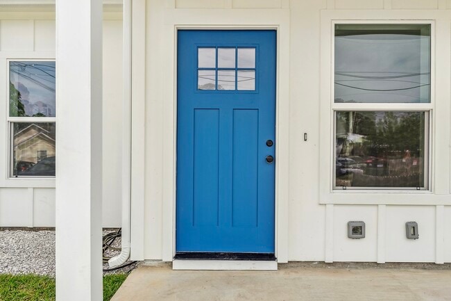 Building Photo - 2566 Oak St