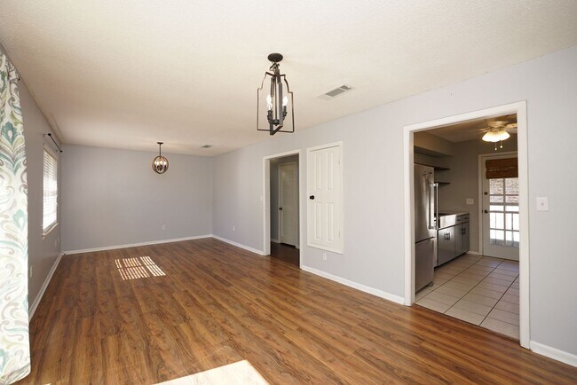 Building Photo - 116 Country Club Dr