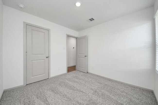 Building Photo - 1027 Bluegill Ln