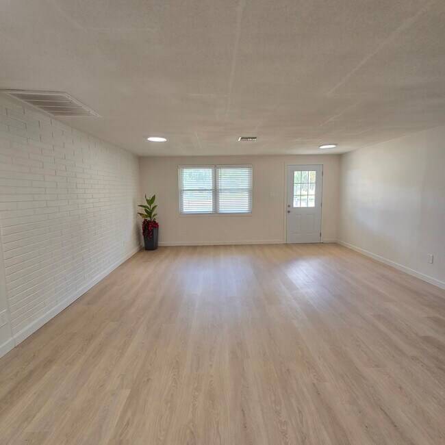 Building Photo - 3/2.5/1 Beautifully Updated Crystal River Home with Carport, Garage & Fenced Yard