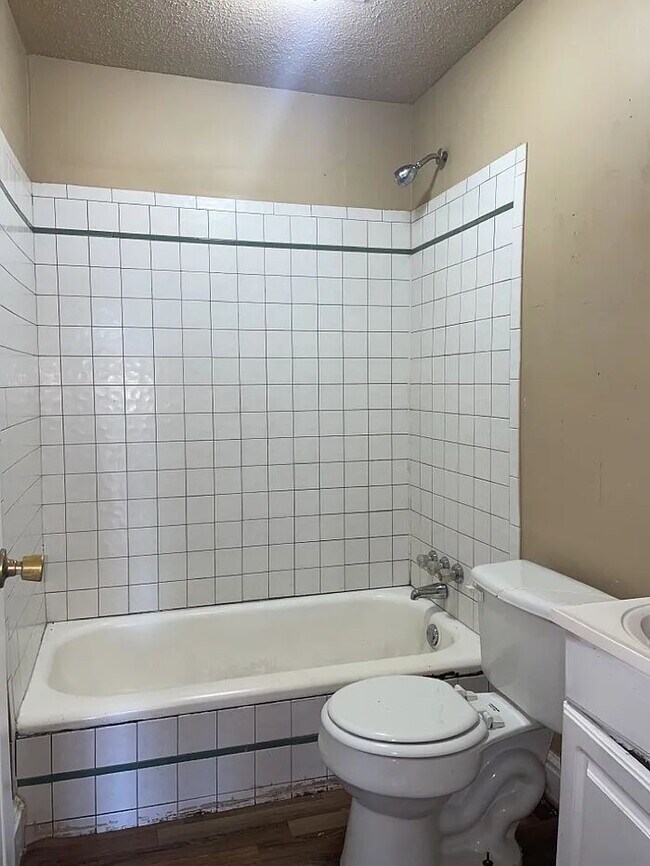 Building Photo - "Charming 2-Bedroom Retreat in Greenville - Perfect for Cozy Living!"