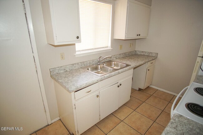 Building Photo - 5233 Carousel Dr