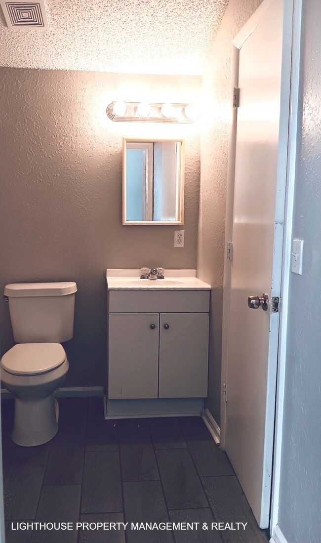 Building Photo - Spacious 3-Bed, 2-Bath with Covered Front Porch