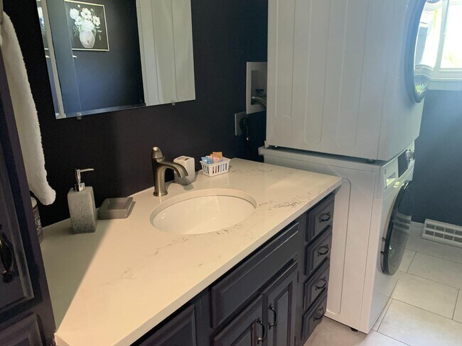 Building Photo - 2709 Highland Dr