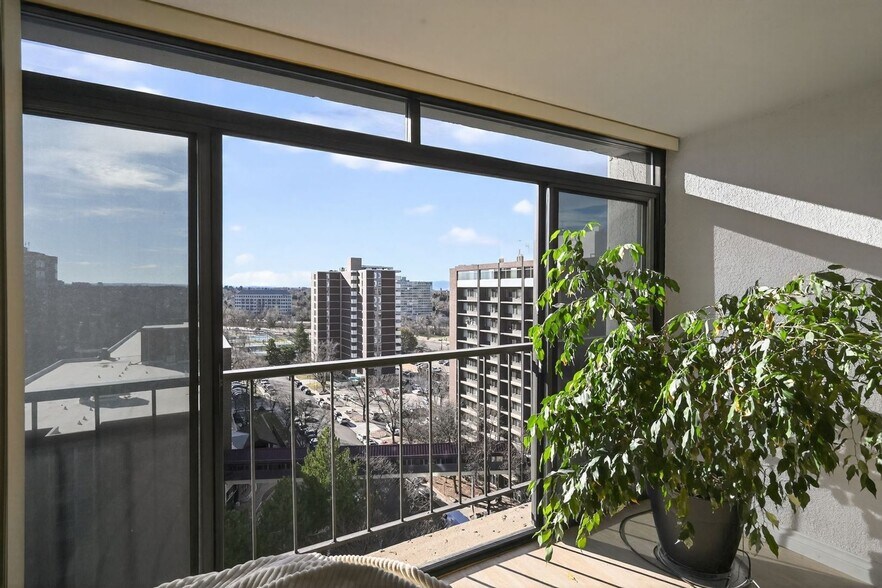 Building Photo - 2 Adams St