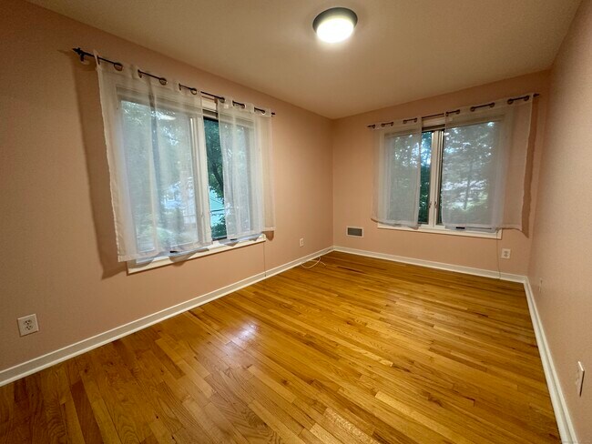 Building Photo - 451 Pine Tree Dr