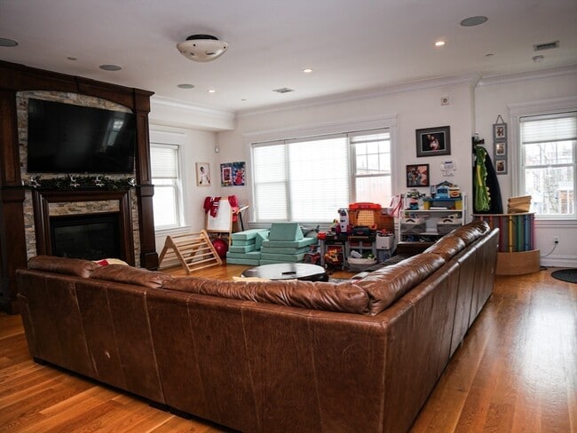 Building Photo - 161 Tudor St