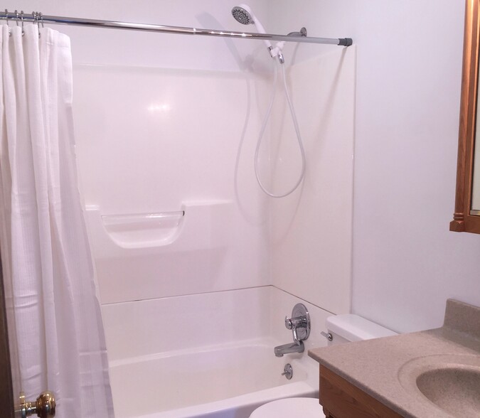 Bath-Tub/Shower Combo - 1414 N Baltimore Ave