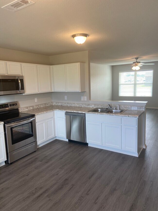 Building Photo - *Pre-leasing* Three Bedroom | Two Bath Hom...