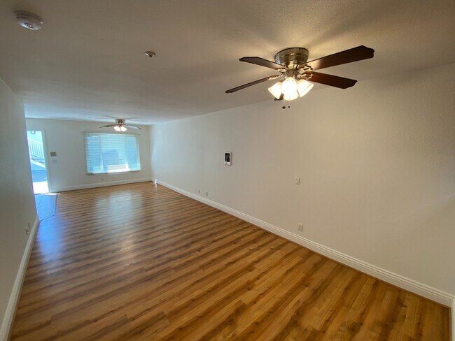 Building Photo - Quiet IB Townhome for Rent!