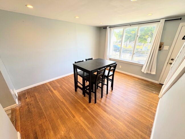 Building Photo - 3BR/1BA Beautiful Port Richmond Home with ...