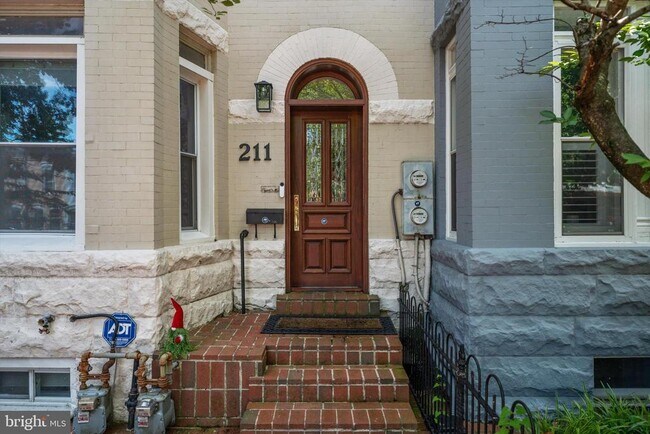 Building Photo - 211 F St NE