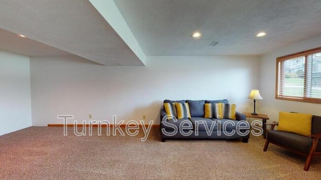 Building Photo - 204 Summerset Dr