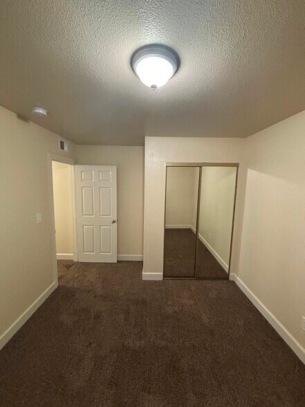 Building Photo - 705 E 52nd Pl