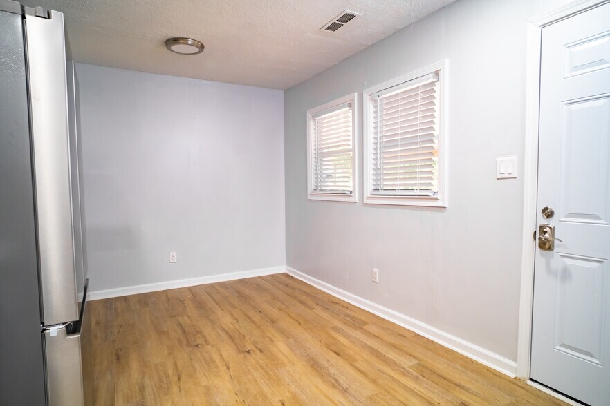 Building Photo - 3825 Crane Dr NE