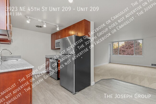 Building Photo - 3923 NE 45th St