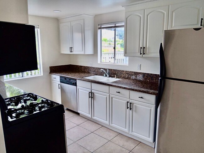 Building Photo - 2 bed 2 bath ocean view Stand alone bungalow by the beach