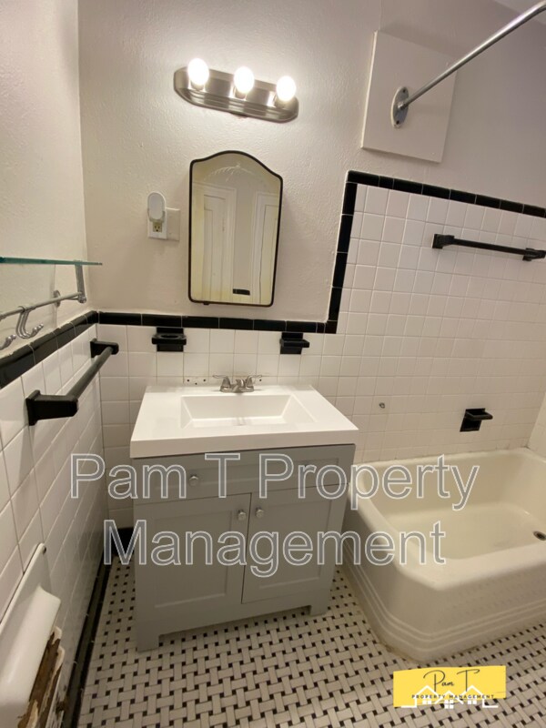 Building Photo - 740 E.45th St. #4