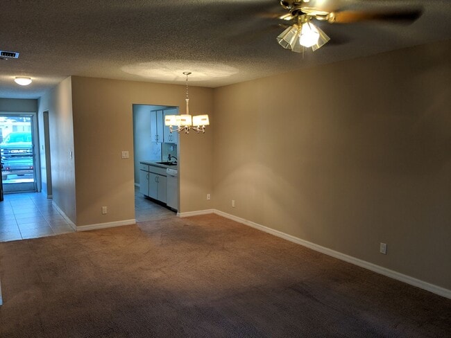 Building Photo - 2/2 Flat with Assigned Parking, Screen Porch, Inside Laundry