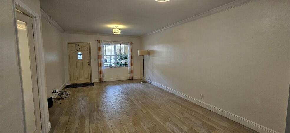 Building Photo - 917 NE 16th Ave