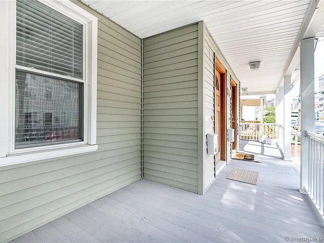 Building Photo - Sophisticated townhouse-style living offering 3 bedrooms, 2 baths