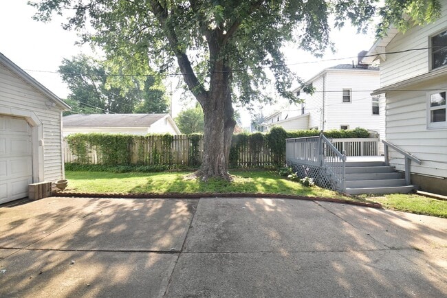 Building Photo - Near Notre Dame  2 Story 3 bedroom with 2 car garage
