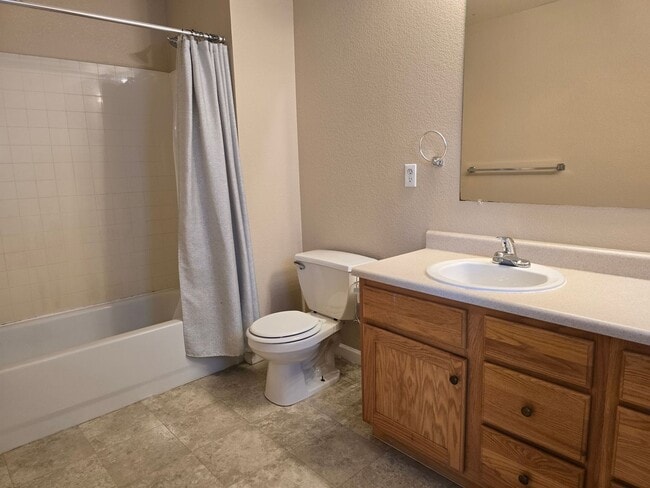 Building Photo - Three-bedroom condo in Denver boasts a lar...